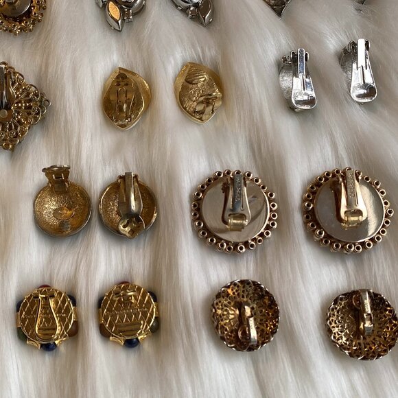 LARGE LOT VINTAGE EARRINGS (FURSTENBERG, TRIFARI, KJL, LEE, KRAMER, ROBERT) - Picture 15 of 16